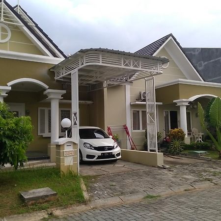 Jasmine Park Guest House Семаранг Экстерьер фото