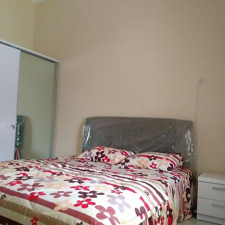 Jasmine Park Guest House Семаранг Экстерьер фото