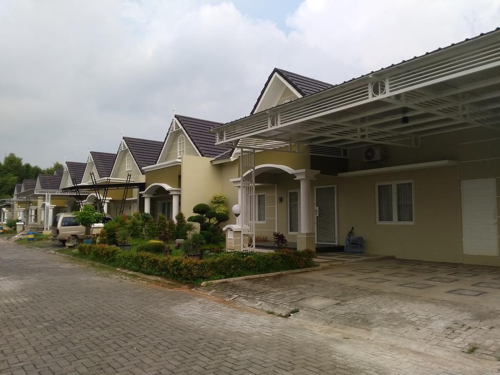 Jasmine Park Guest House Семаранг Экстерьер фото
