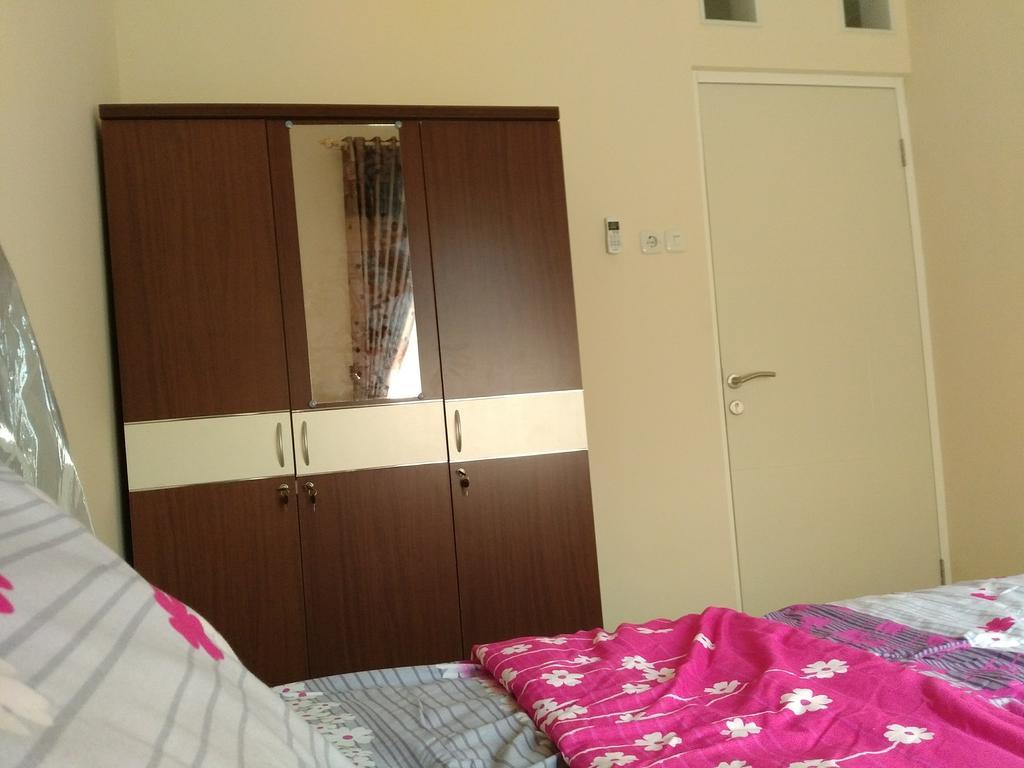 Jasmine Park Guest House Семаранг Экстерьер фото