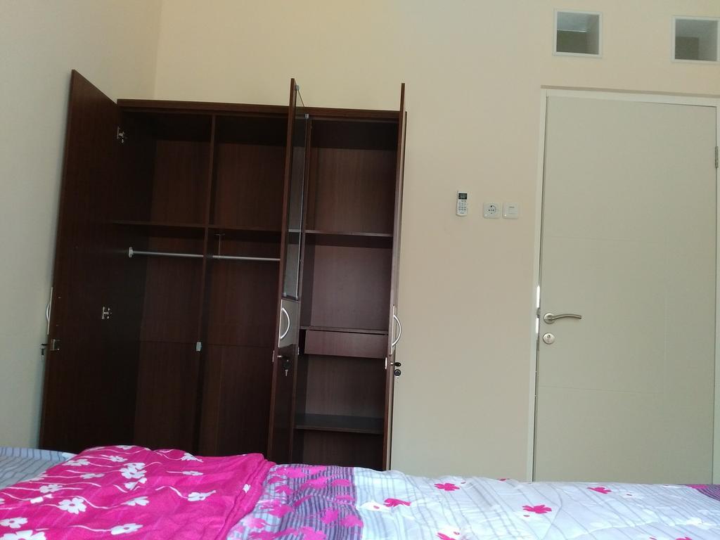 Jasmine Park Guest House Семаранг Экстерьер фото