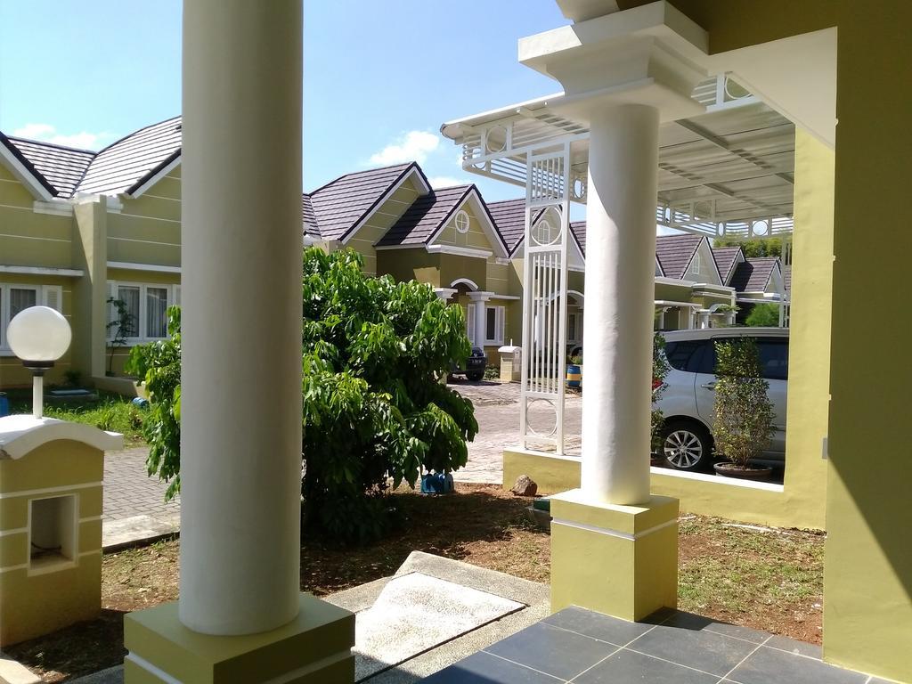 Jasmine Park Guest House Семаранг Экстерьер фото