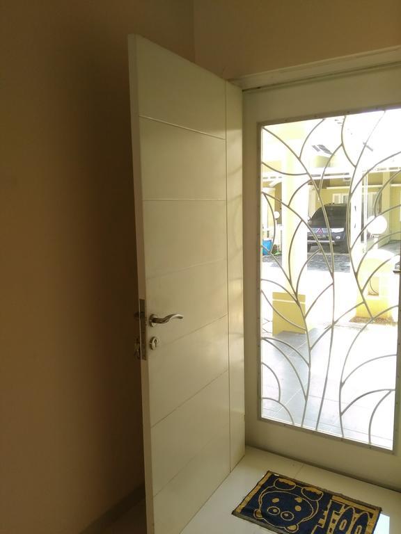 Jasmine Park Guest House Семаранг Экстерьер фото