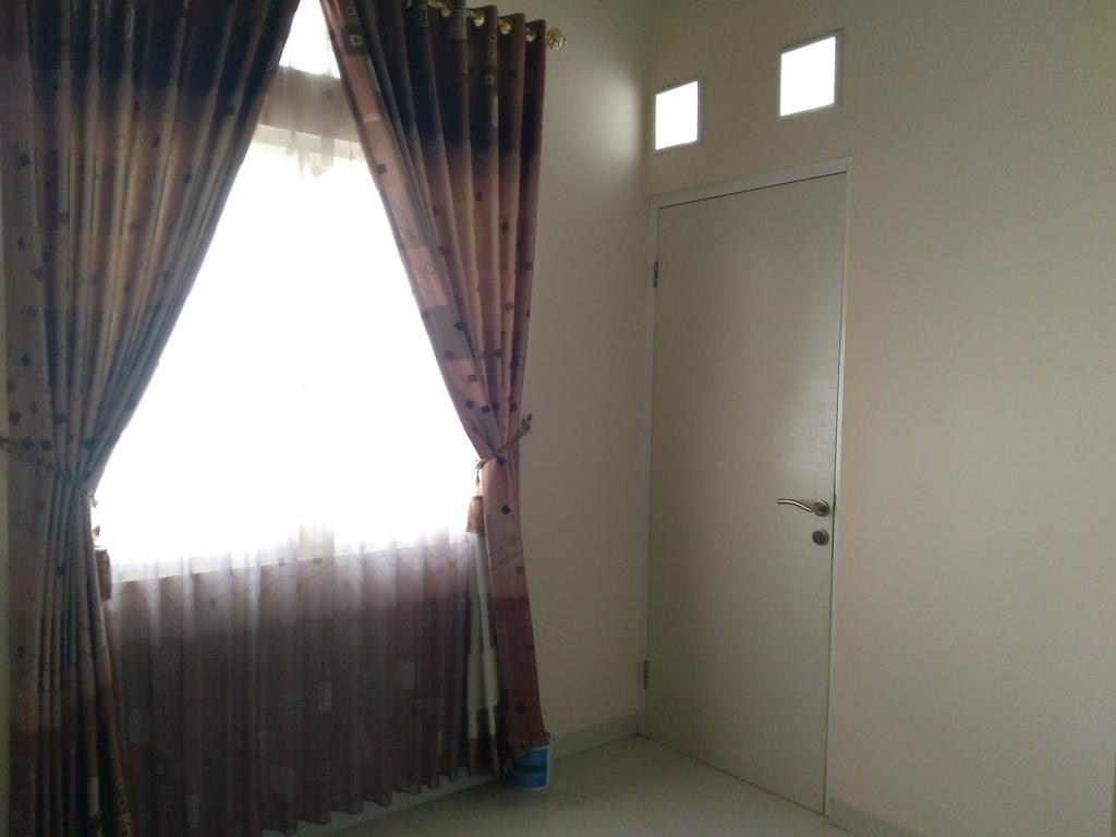 Jasmine Park Guest House Семаранг Экстерьер фото