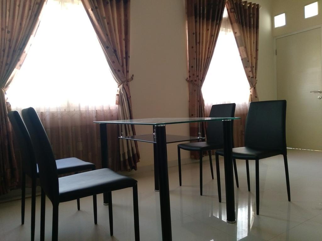 Jasmine Park Guest House Семаранг Экстерьер фото